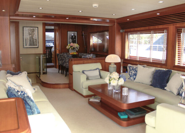 yacht alalunga salon