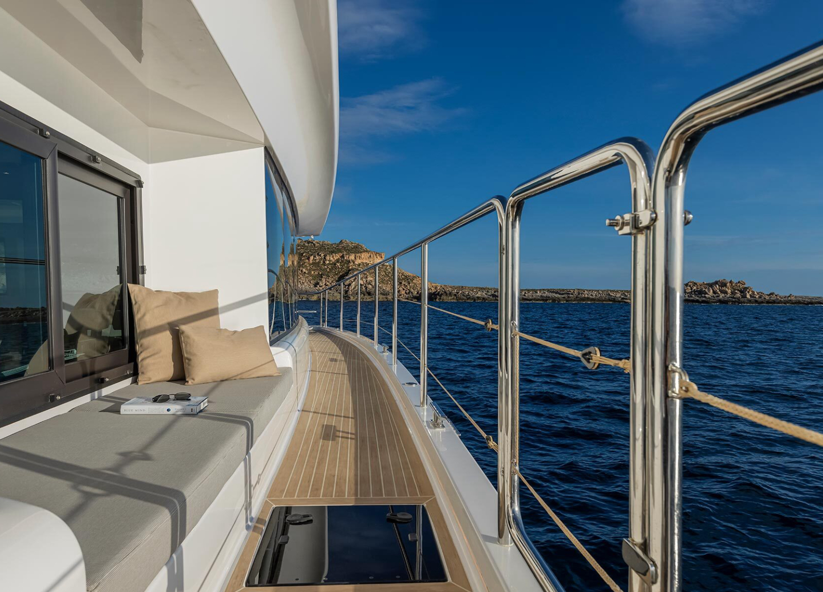 charter yacht silent dream lounge