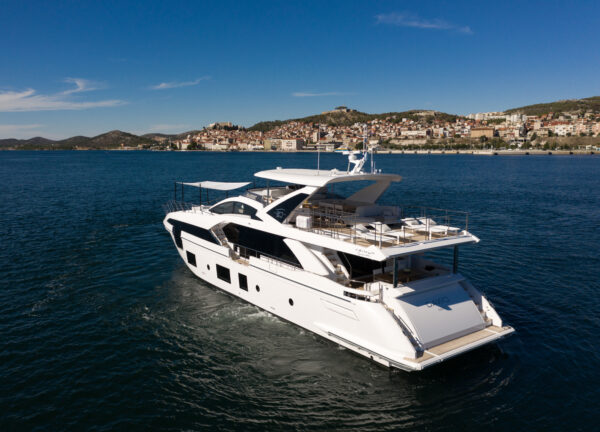 charter motor yacht azimut grande 27 metri dawo 