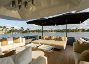 charter yacht acardia 85 dhamma flybridge