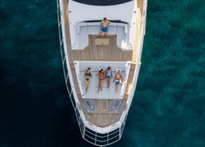 charter yacht azimut grande 27 metri dawo bug