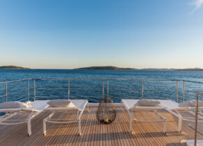 charter yacht azimut grande 27 metri dawo lounge
