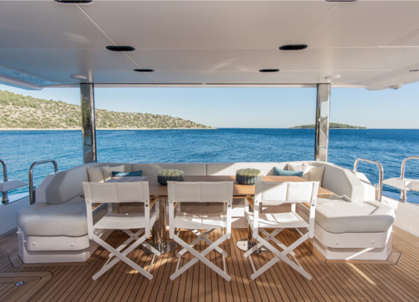 charter yacht azimut grande 27 metri dawo outdoor essbereich