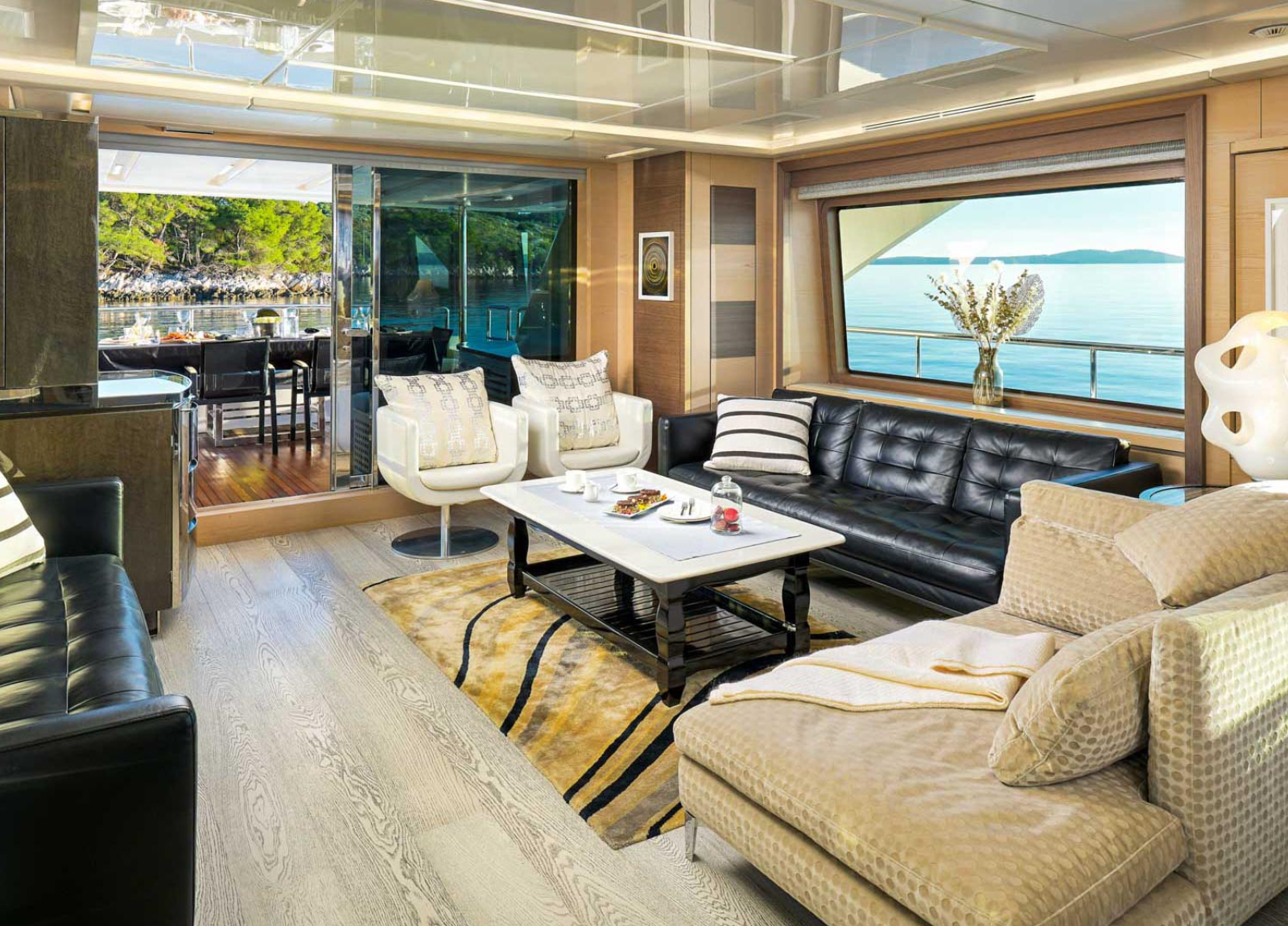 charter yacht benetti delfino 93 ocean drive living room