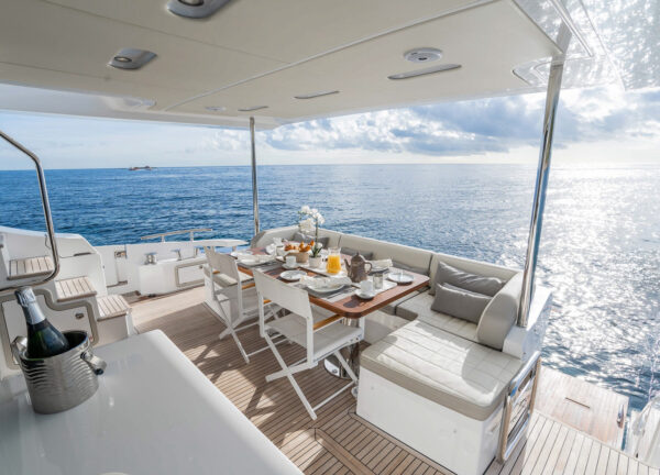 charter yacht kroatien azimut 72 mineira essbereich flybridge