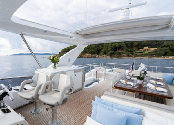 charter yacht kroatien azimut 72 mineira flybridge