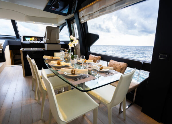 charter yacht kroatien azimut 72 mineira indoor essbereich