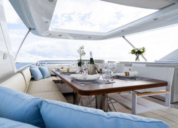 charter yacht kroatien azimut 72 mineira tisch fly