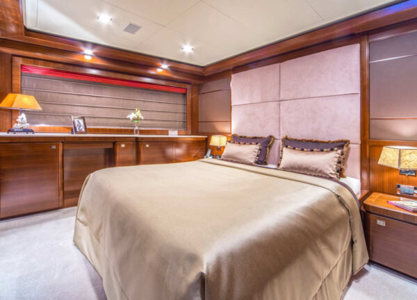 charter yacht kroatien ferretti seventsense guest cabin