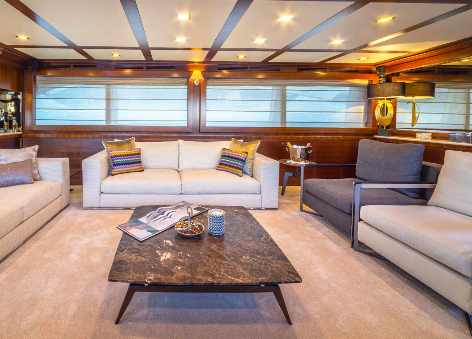 charter yacht kroatien ferretti seventsense interior