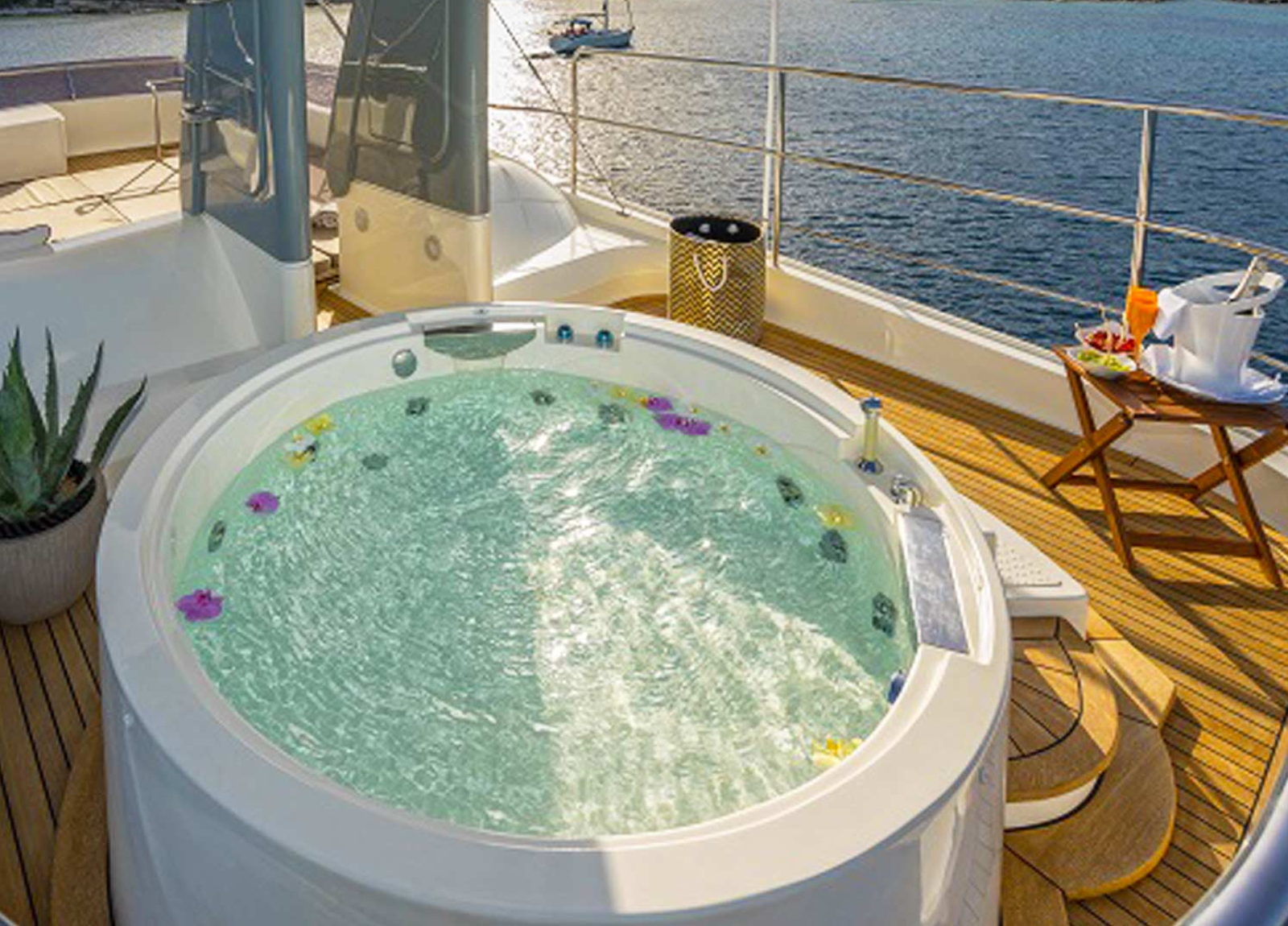 charter yacht kroatien ferretti seventsense jaccuzzi