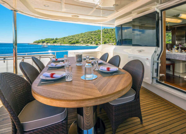 charter yacht kroatien ferretti seventsense outdoor essbereich