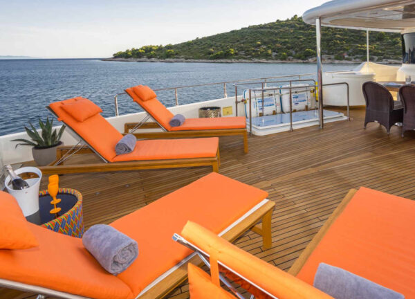 charter yacht kroatien ferretti seventsense relax