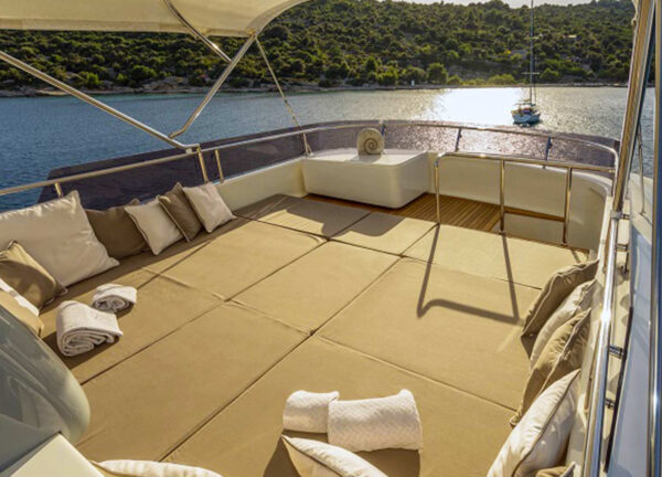 charter yacht kroatien ferretti seventsense sunpads