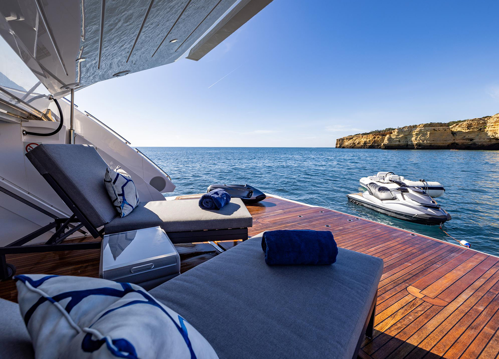 charter yacht kroatien sunseeker 100 scorpion beach club