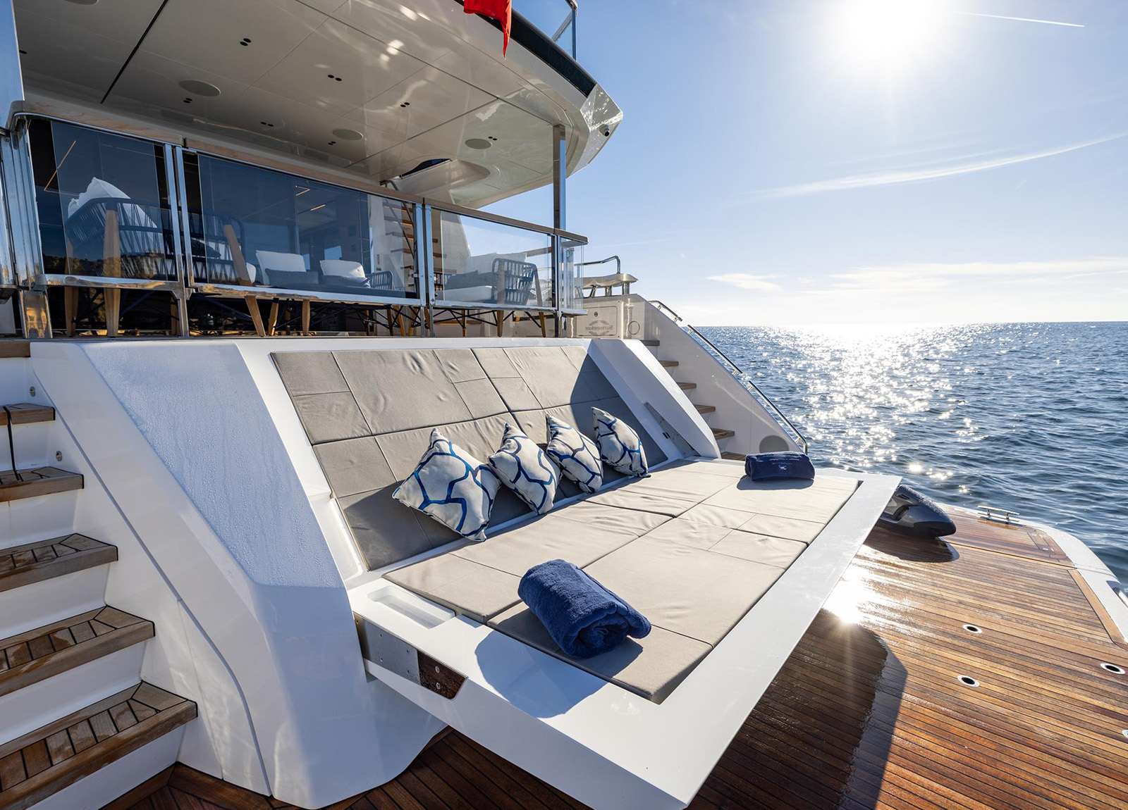 charter yacht kroatien sunseeker 100 scorpion beachclub