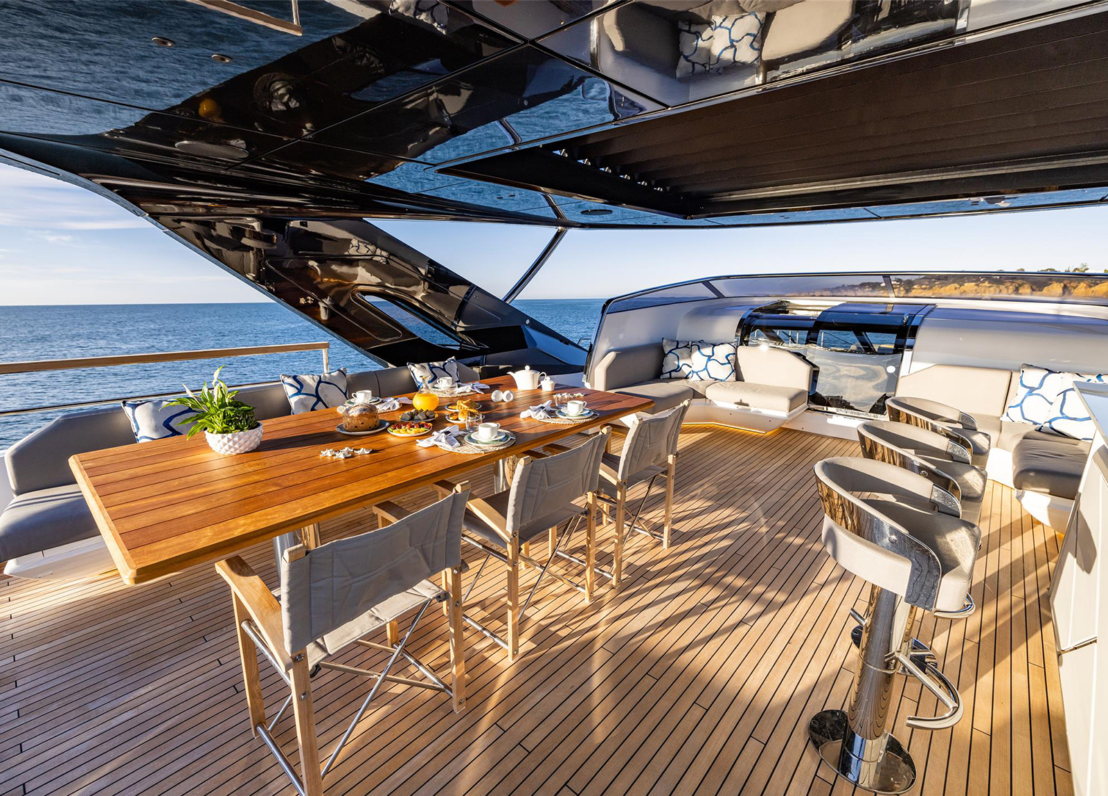 charter yacht kroatien sunseeker 100 scorpion breakfast flybridge