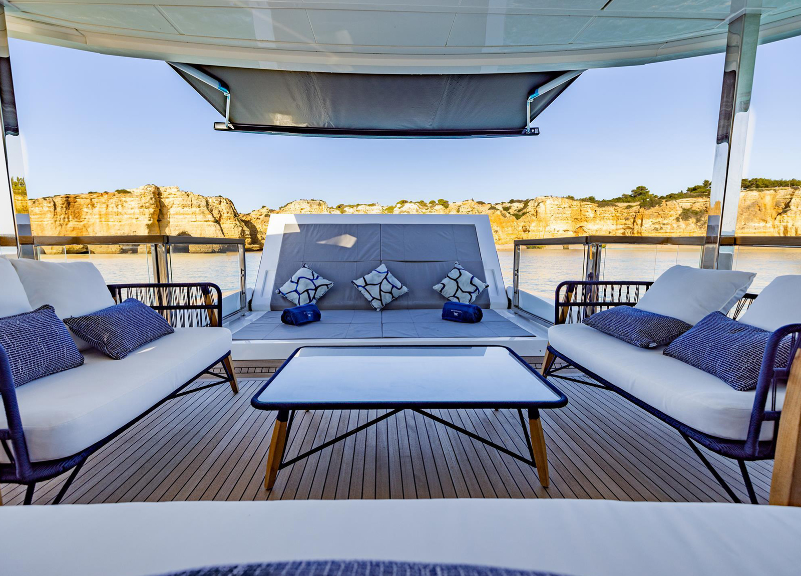 charter yacht kroatien sunseeker 100 scorpion sitting area