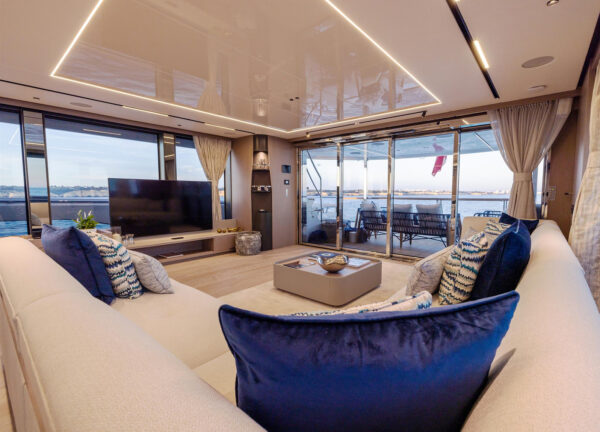 charter yacht kroatien sunseeker 100 scorpion sofa