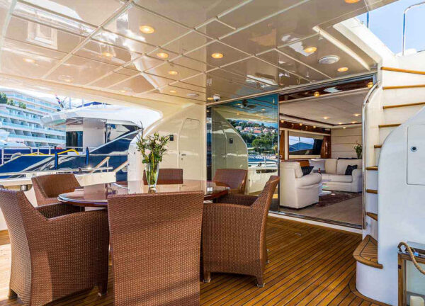 charter yacht ferretti 880 katariina aft