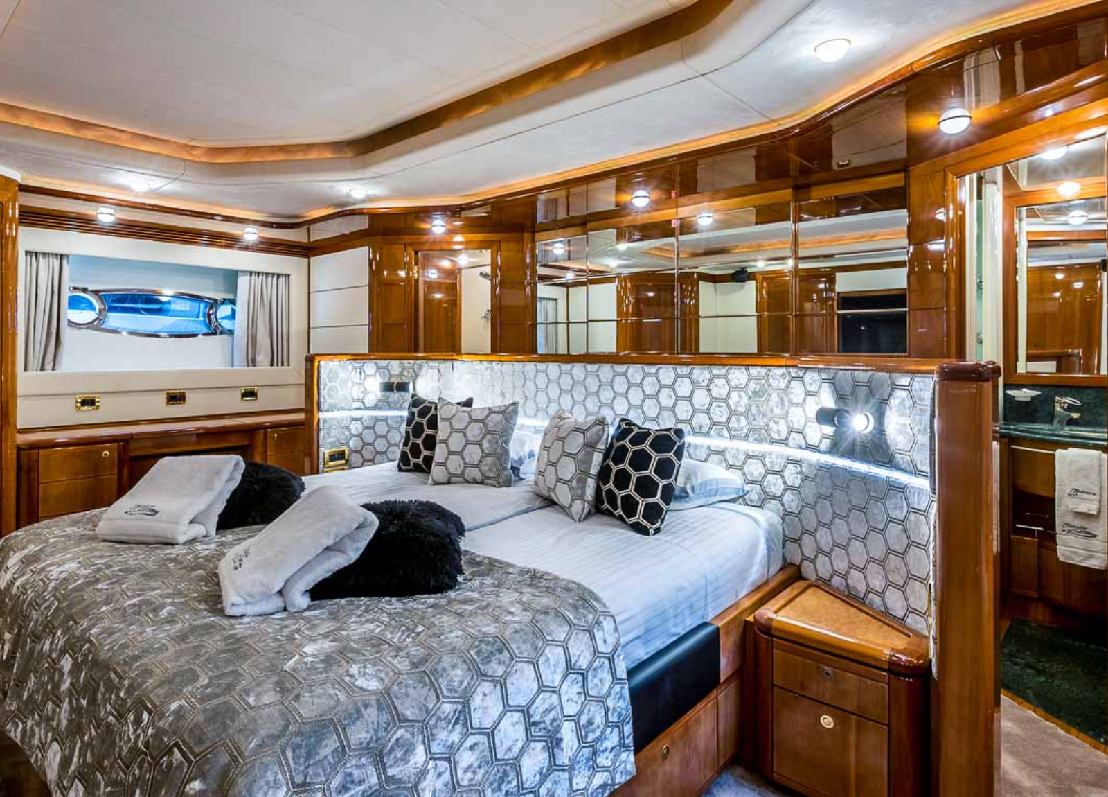 charter yacht ferretti 880 katariina master