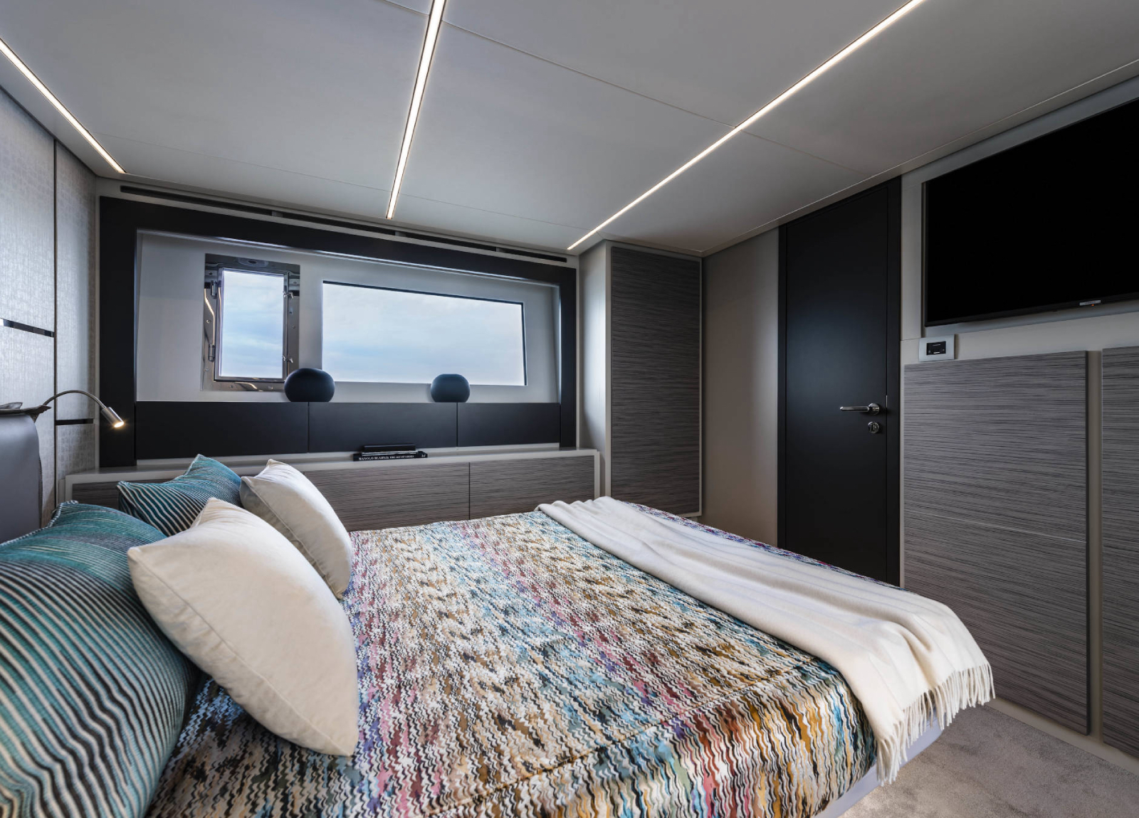 charter yacht pershing 6x saints master suite