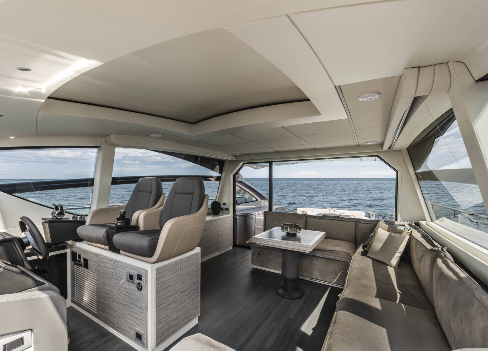 charter yacht pershing 6x saints salon