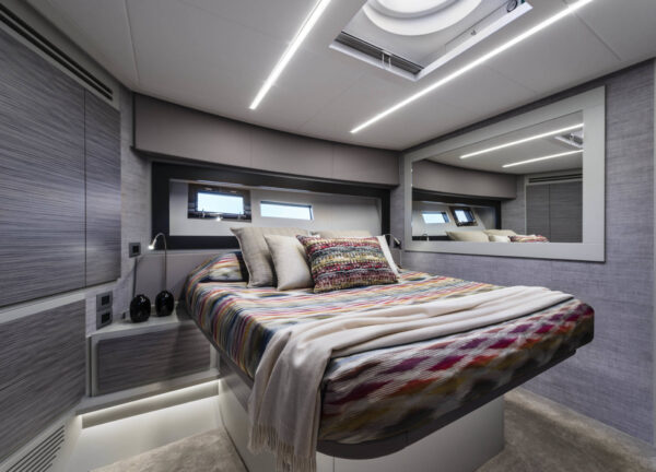 charter yacht pershing 6x saints vip kabine