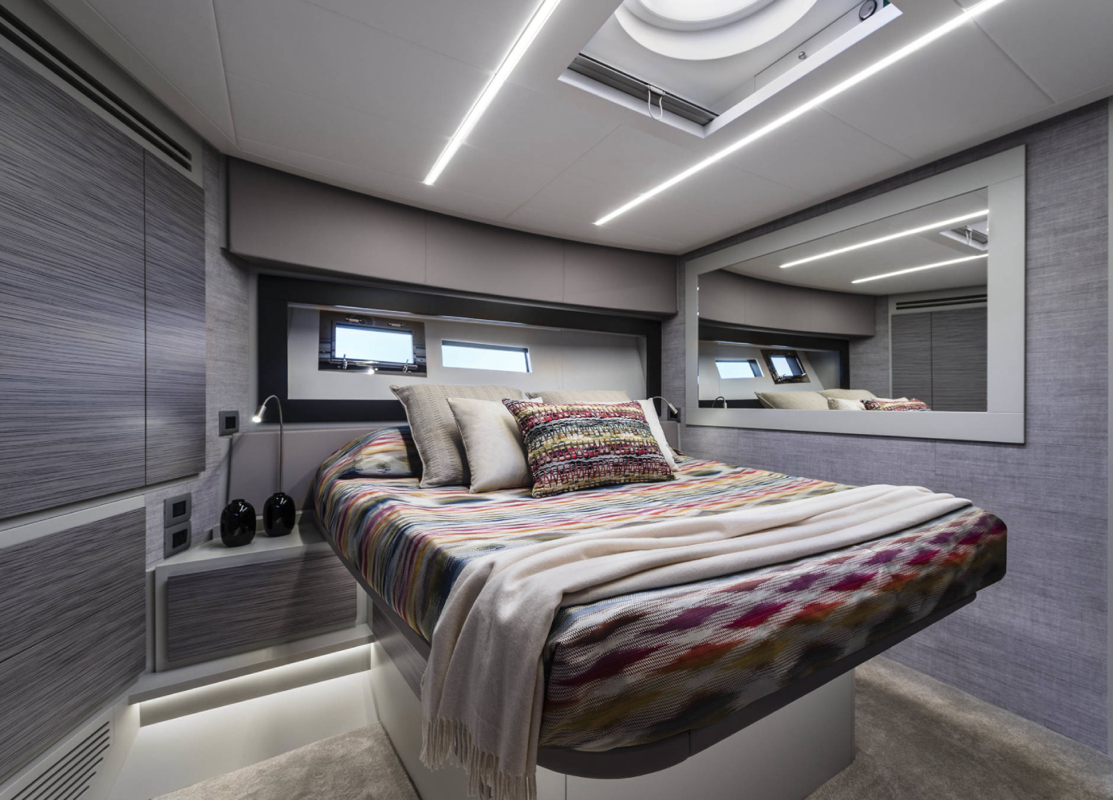 charter yacht pershing 6x saints vip kabine