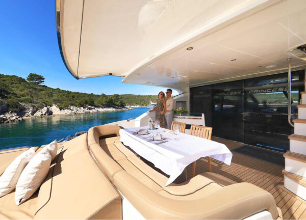 charter yacht princess v85 agave essbereich