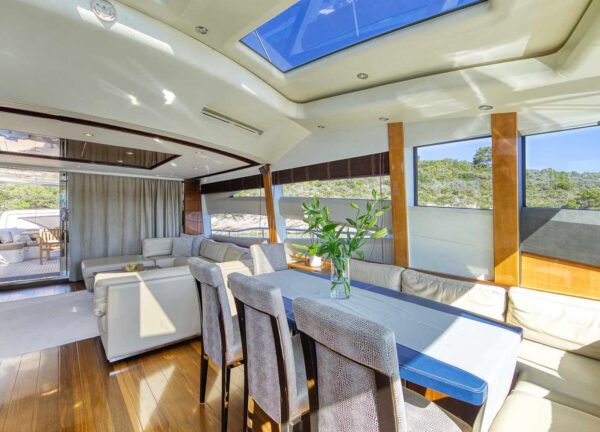 charter yacht princess v85 agave indoor essbereich