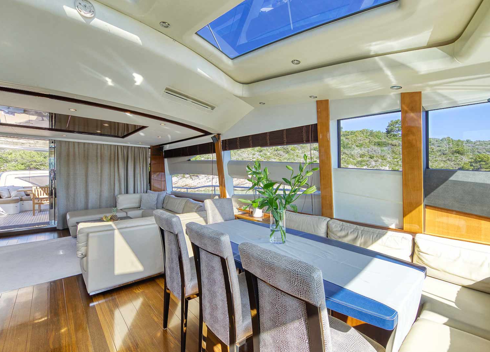 charter yacht princess v85 agave indoor essbereich