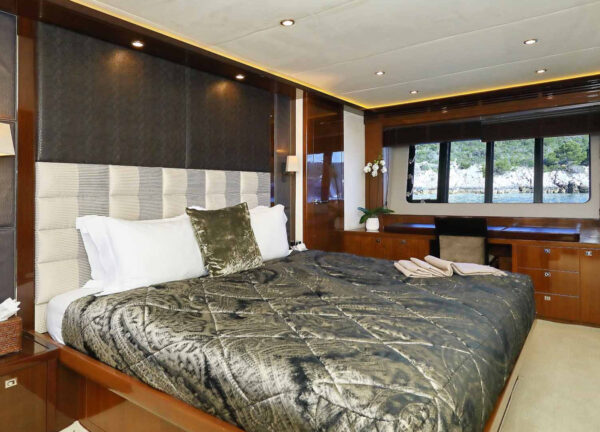 charter yacht princess v85 agave master kabine
