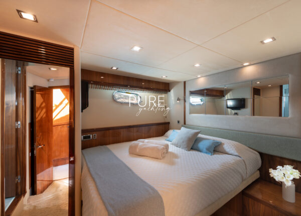 sunseeker manhattan 70 cabin