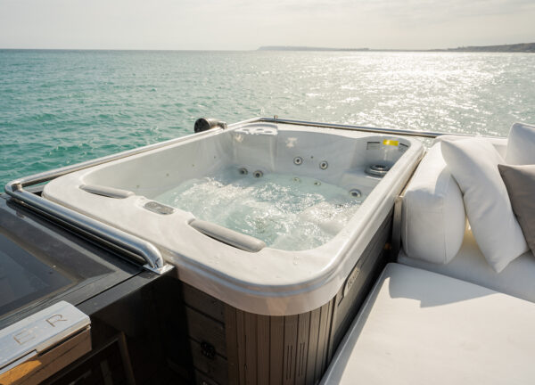 trimaran hanstaiger x1 jacuzzi