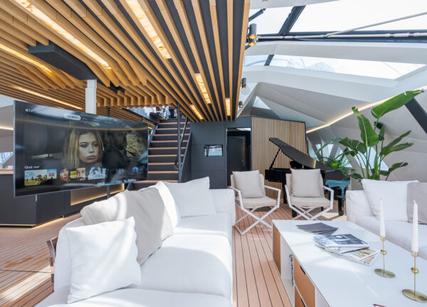 trimaran hanstaiger x1 sofa tv