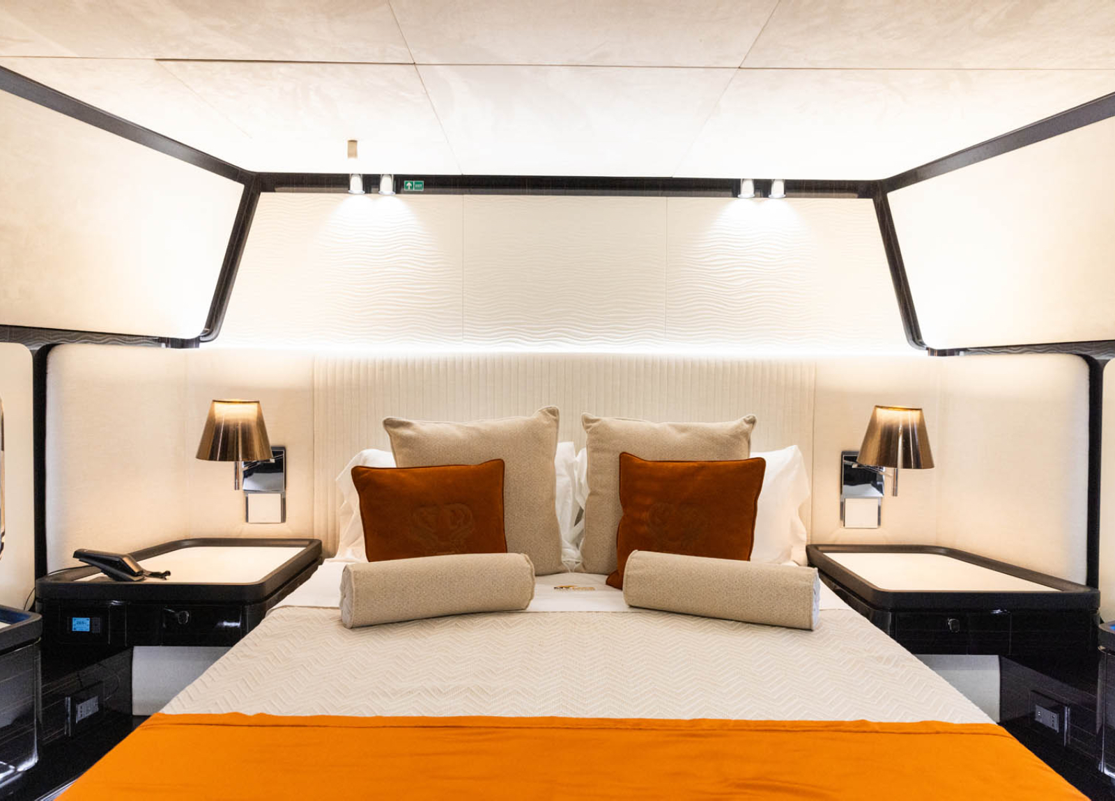 yacht charter italien rizzardi 90 bed