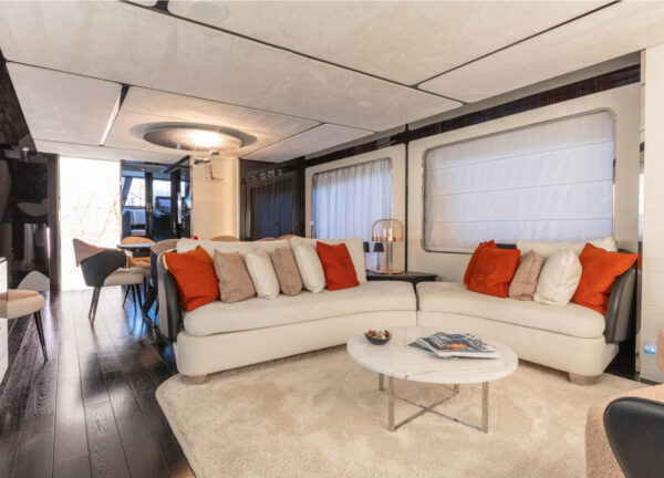 yacht charter italien rizzardi 90 salon