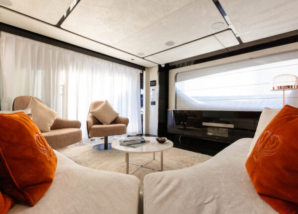 yacht charter italien rizzardi 90 sofa