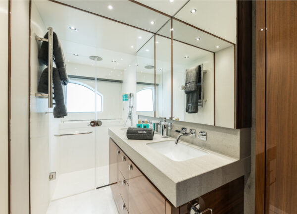 Sunseeker 76 saahsa bath