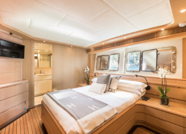 astondoa 102 glx b4 yacht cabin
