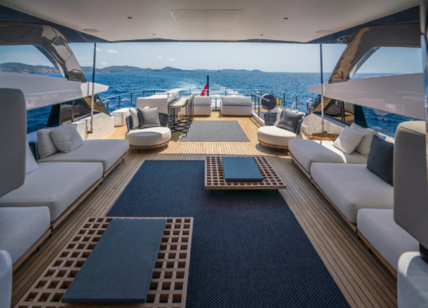 luxusyacht custom line alvium lounge flybridge