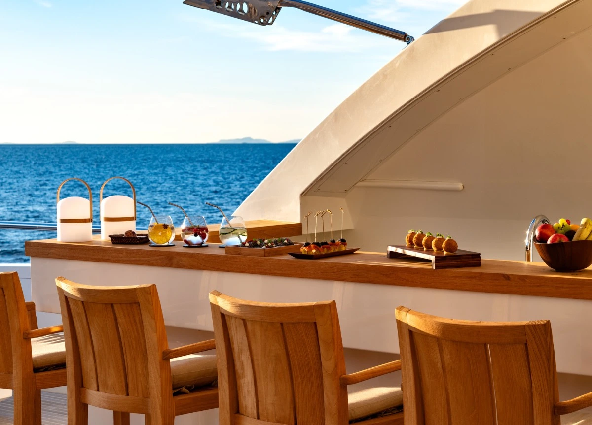 tamsen yachts quantum h wetbar