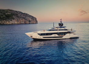 luxusyacht custom line alvium charter