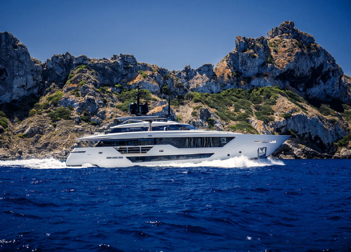 luxusyacht custom line alvium cruising