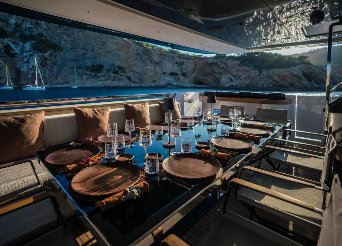 luxusyacht custom line alvium essbereich