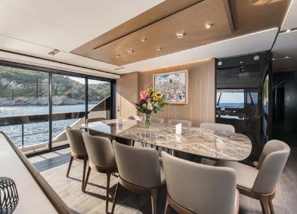 Der Esstisch der La Morocha Motoryacht