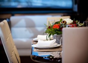 Hasard motoryacht dinning tisch
