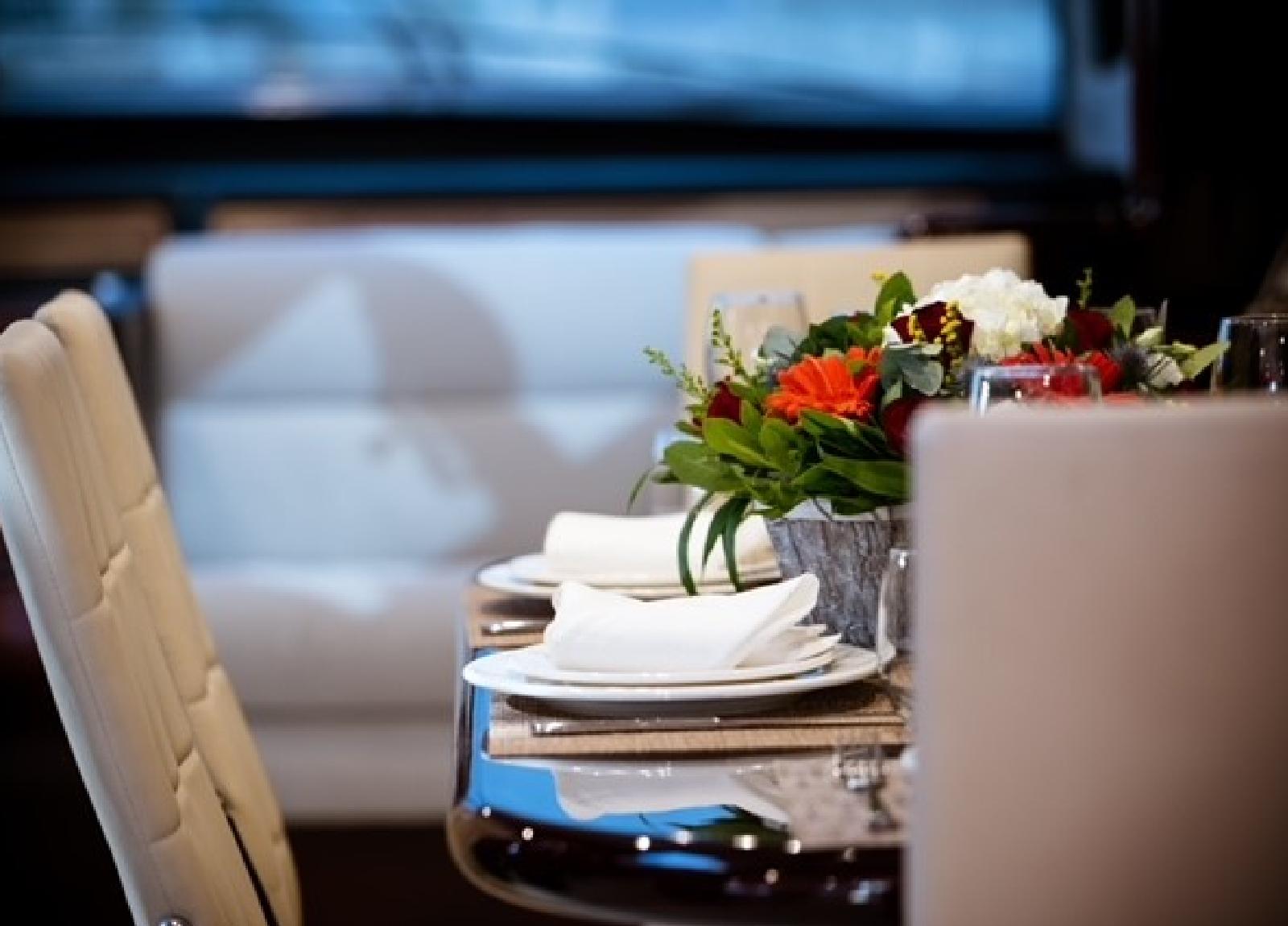 Hasard motoryacht dinning tisch