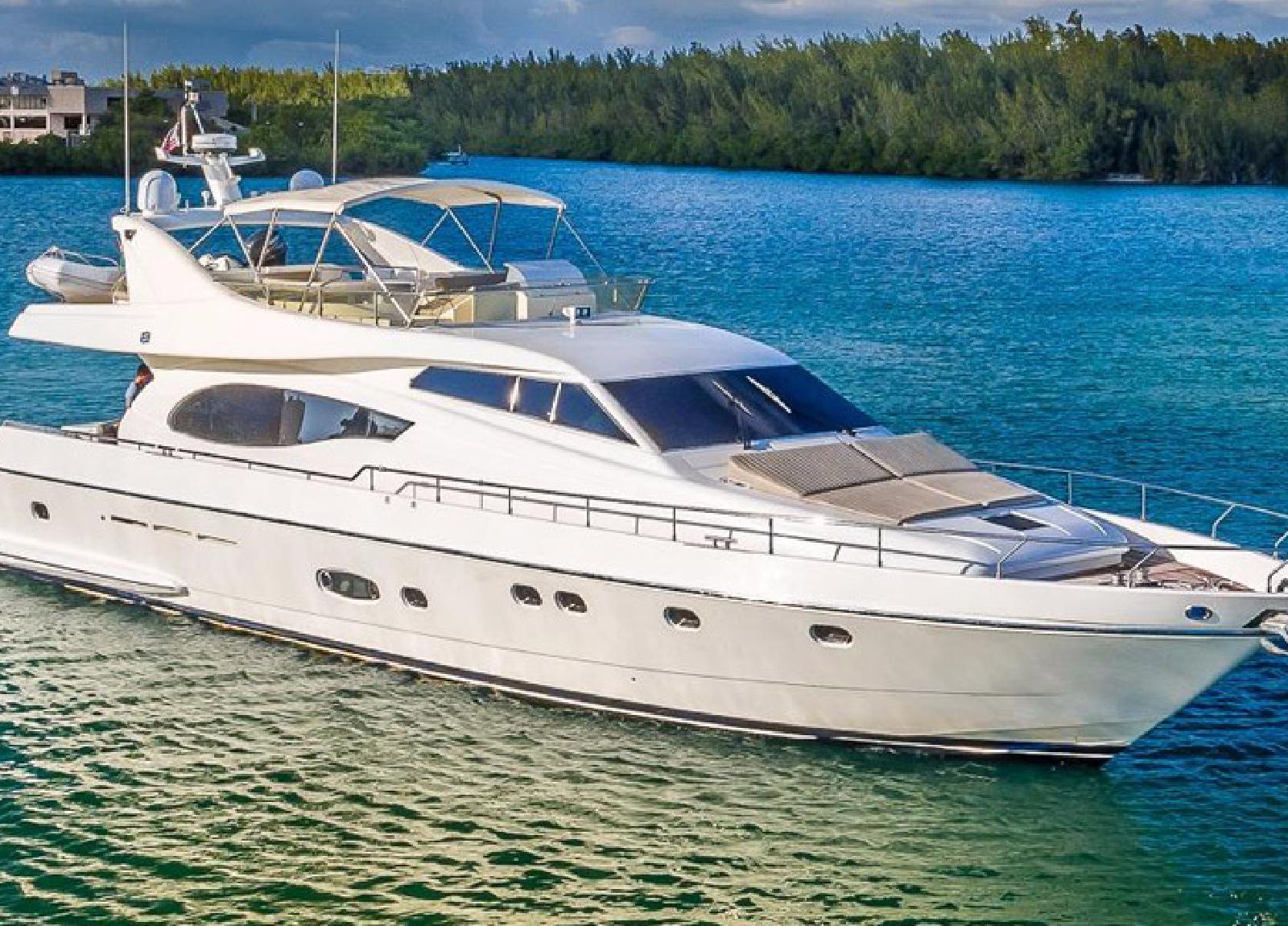 Hasard motoryacht from the side